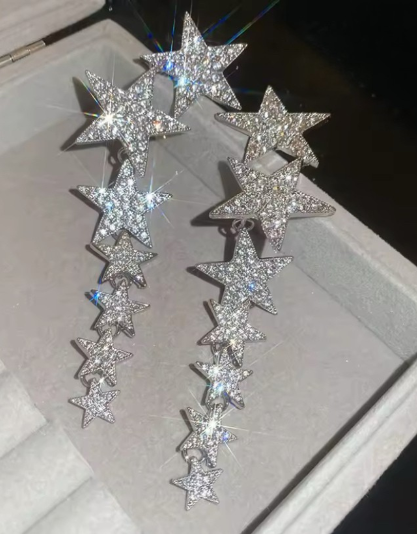 Aretes colgantes con estrellas en cascada