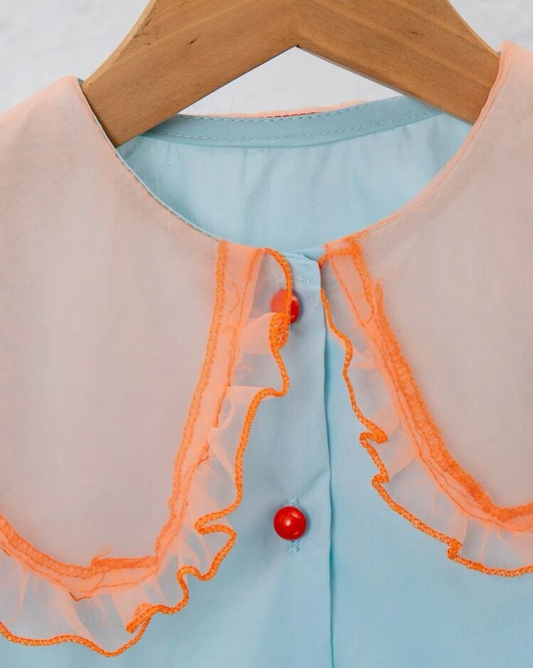 Vestido de cuello bobo con encaje naranja en contraste